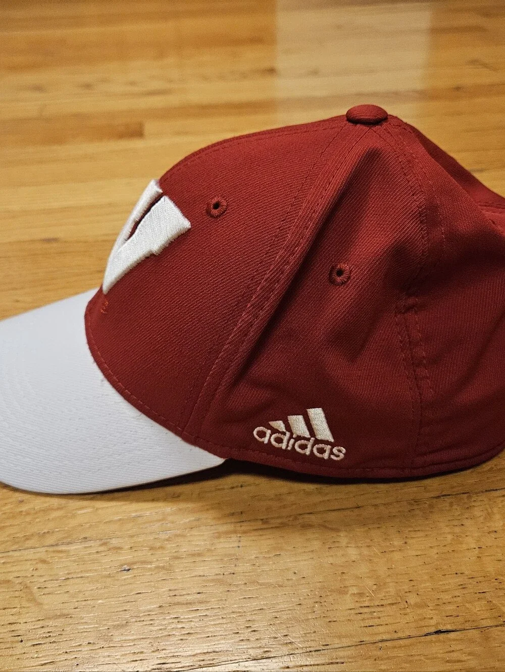 University Of Wisconsin Badger Adidas Baseball Hat Size L/XL